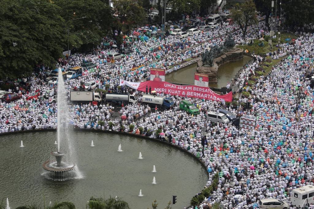 Muçulmanos protestam na Indonésia contra governador cristão
