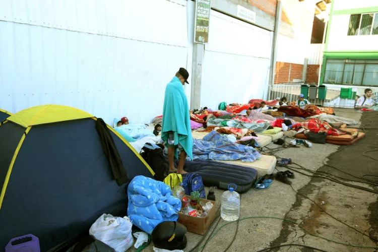 Acampamento: cerca de 40 pessoas, com média de idade de 18 anos dormiram em frente ao estádio (Paulo Whitaker)