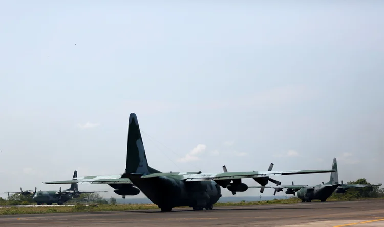FAB: depois do embarque dos corpos, as aeronaves seguem para Manaus, aonde devem chegar ainda hoje (Bruno Kelly/Reuters)