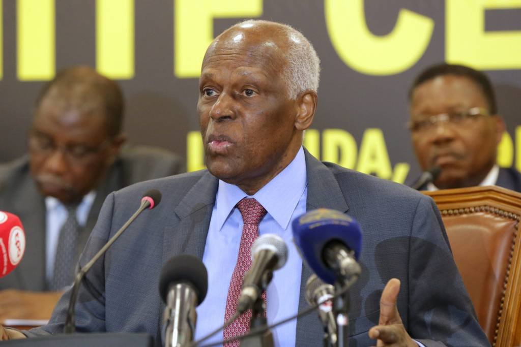 Presidente angolano, no poder desde 1979, não tentará reeleição
