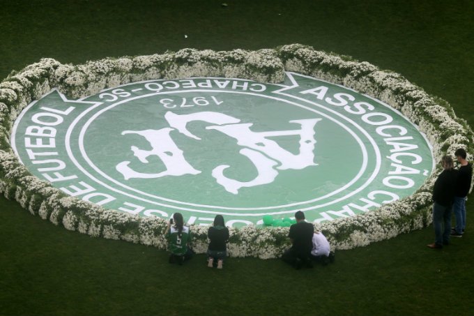 SP arrecada R$ 150 mil com leilão de camisas e doa à Chapecoense