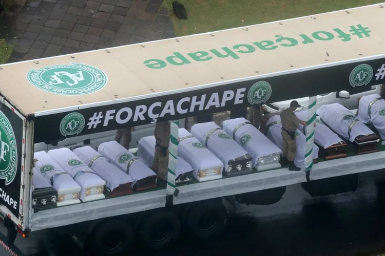 Caixões com corpos de vítimas do acidente aéreo que envolveu Chapecoense: análises apontaram que, no momento da queda, o avião estava sem combustível (Diego Vara/Reuters)