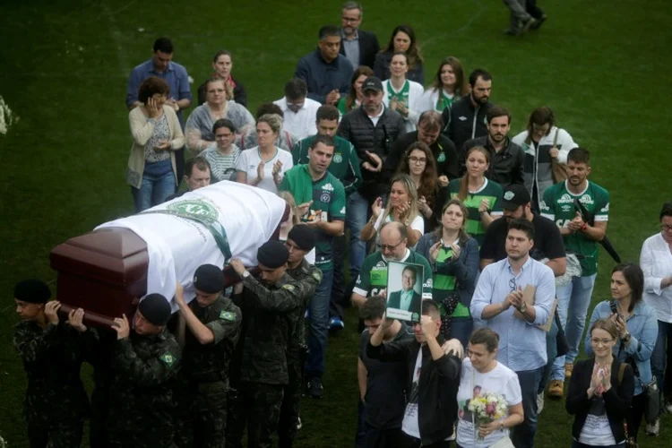 Velório: atividades físicas, viagens e dedicação aos filhos e aos negócios ajudam viúvas (Ricardo Moraes/Reuters)
