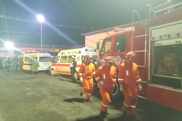 Bombeiros: supostos responsáveis pelo invadiram com um veículo as instalações do comitê do Partido Comunista da China (Zhong Xin/Reuters)