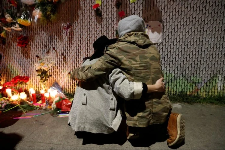 Mortes: fogo começou antes da meia-noite da sexta-feira no bairro de Fruitvale em Oakland (Stephen Lam/Reuters)