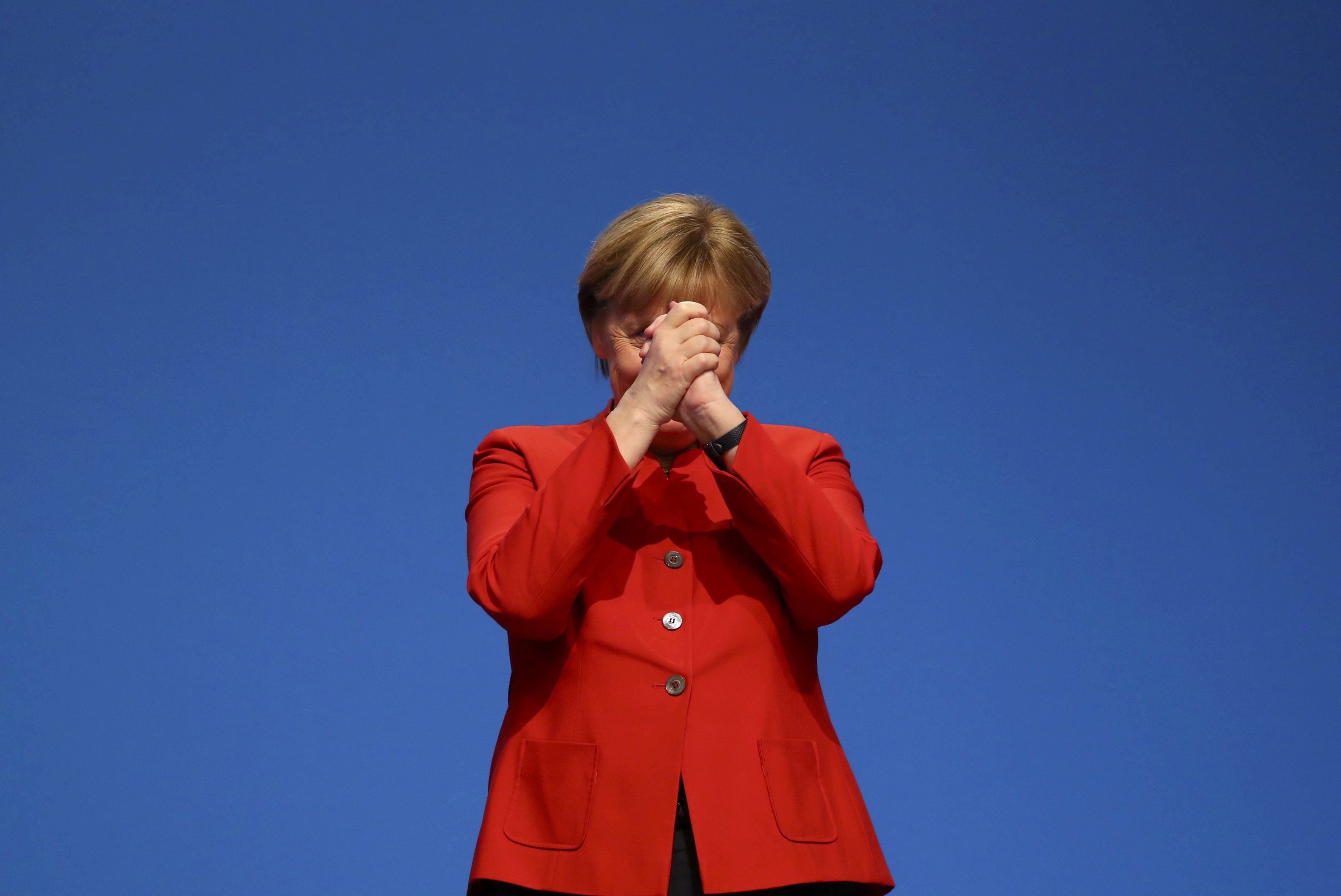 Merkel recebe forte apoio do partido após colapso de coalizão