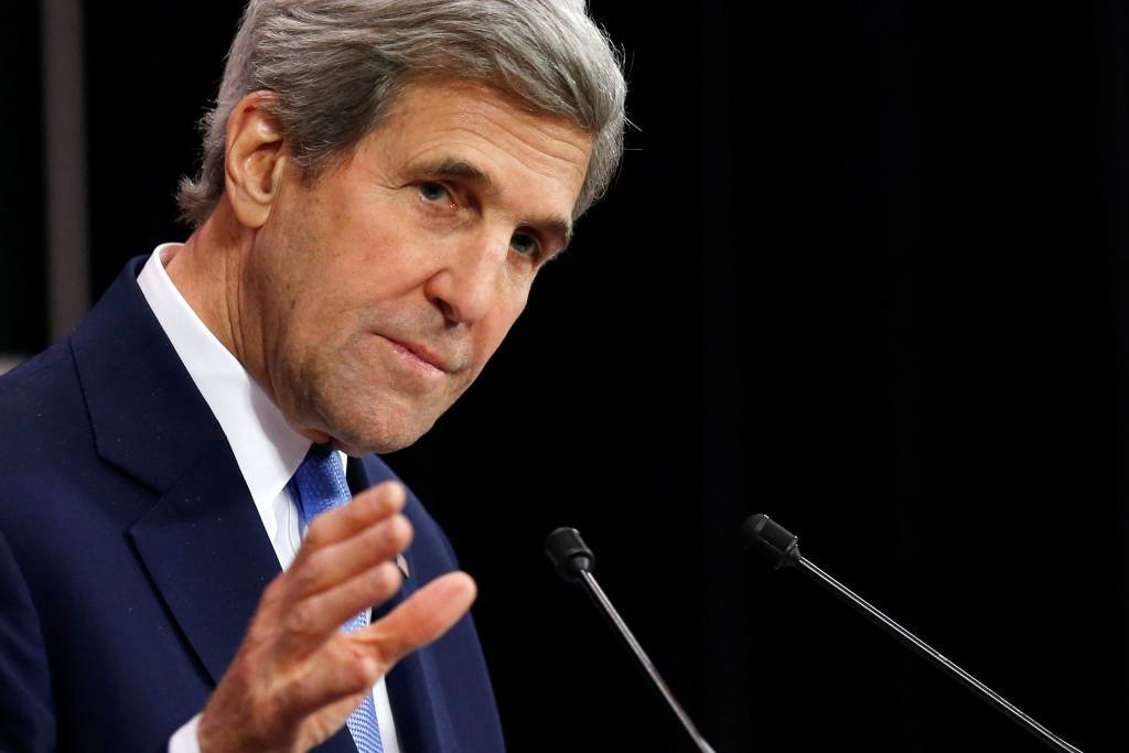 Kerry pede defesa "constante" da democracia e de direitos humanos