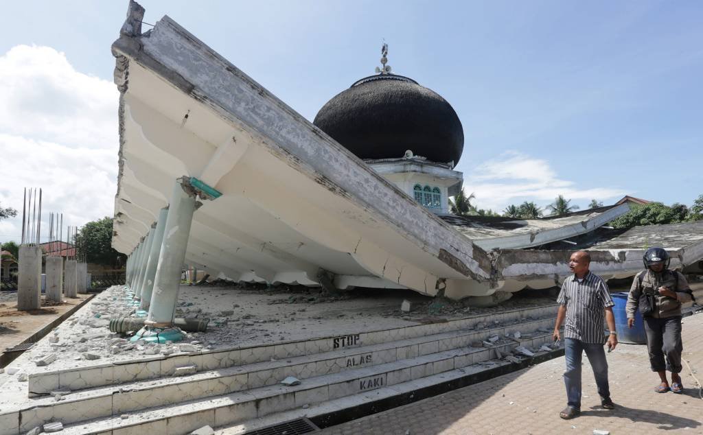 Sobe para 97 o número de mortos por terremoto na Indonésia