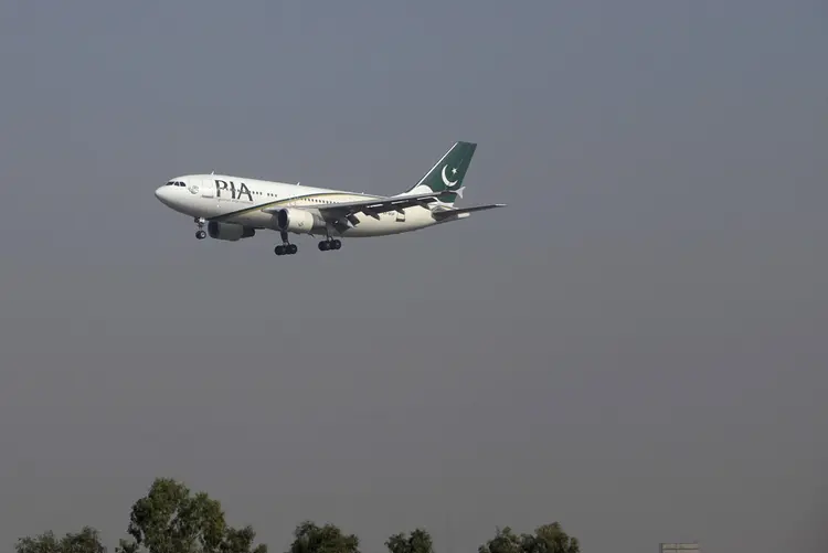 Foto de arquivo mostra avião da companhia aérea paquistanesa PIA (Faisal Mahmood/File Photo/Reuters)