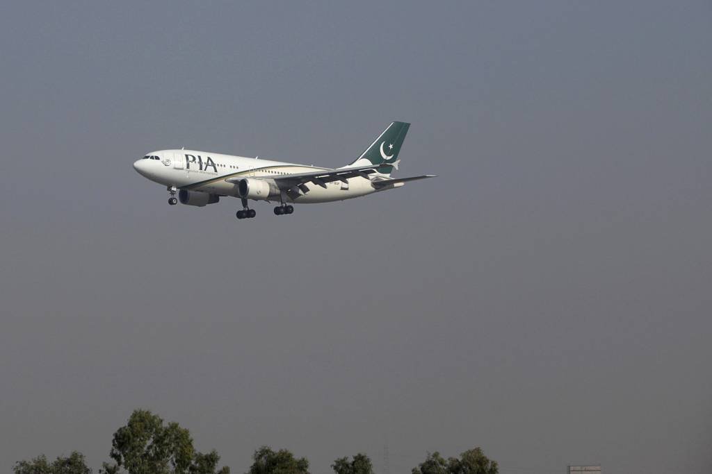Avião que havia desaparecido caiu no Paquistão