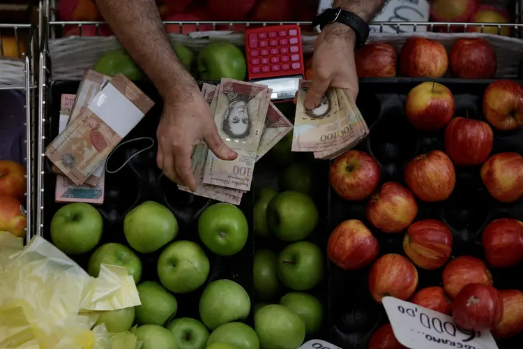Inflação: segundo deputado da oposição, os dados sugerem que está acontecendo uma "destruição da capacidade aquisitiva dos salários, pensões e aposentadorias dos venezuelanos" (Ueslei Marcelino/Reuters)