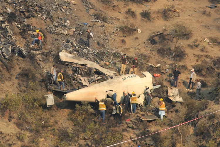 Acidente: Uma equipe do fabricante italo-francês ATR chegou ontem à capital para investigar as causas do acidente (Faisal Mahmood)
