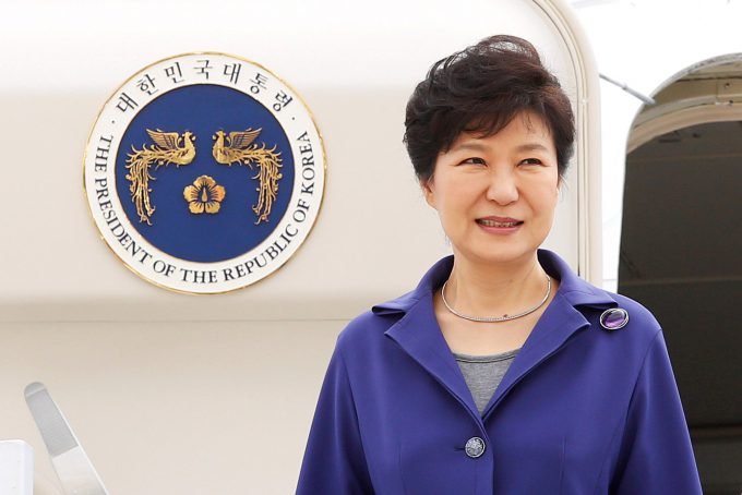 Presidente sul-coreana pede perdão e deixa o cargo