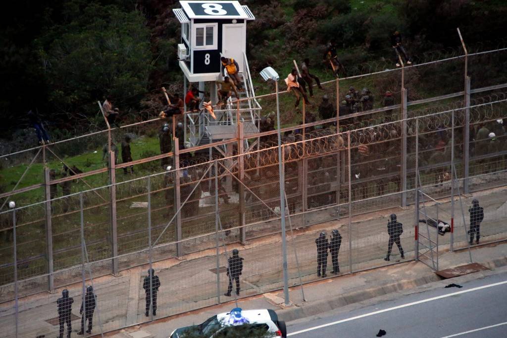 Mais de 250 imigrantes pulam cerca da cidade espanhola de Ceuta