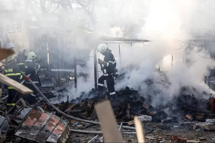 Destroços do trem que explodiu após descarrilamento na Bulgária (Hristo Hristov/Reuters)