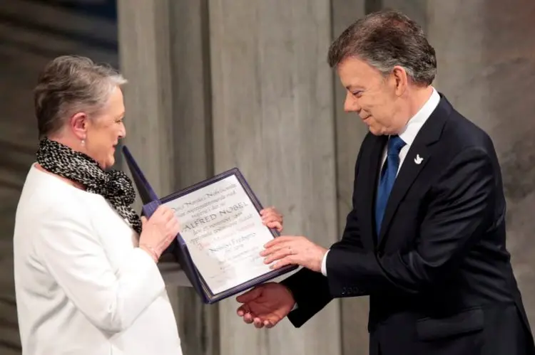 Juan Manuel Santos, presidente da Colômbia, recebe o Nobel da Paz (NTB Scanpix/Lise Aaserud/Reuters)