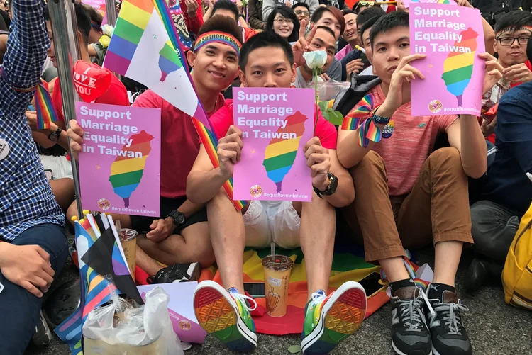 Manifestantes protestam a favor do casamento igualitário entre pessoas do mesmo sexo em Taiwan em 10/12/2016 (Fabian Hamacher/Reuters)