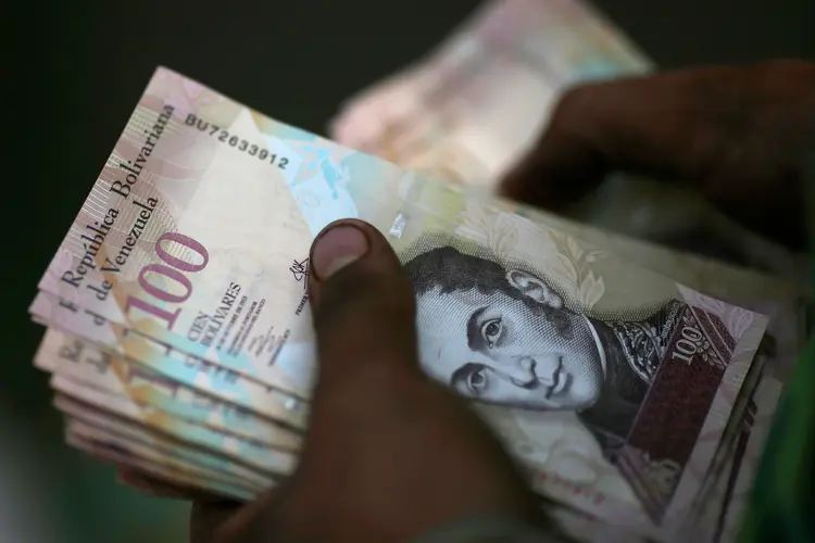 Bolívares: o dinheiro estava em malas escondidas em dois carros roubados (Ueslei Marcelino/Reuters)