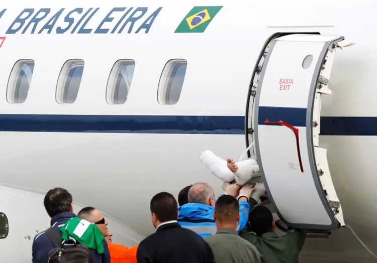 Embarque: os dois sobreviventes "partiram por volta de 09h10 da manhã (locais, 12h10 de Brasília) em um avião da Força Aérea Brasileira" (Fredy Builes/Reuters)