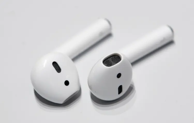AirPods: os mais recentes fones de ouvido sem fio da Apple, ou AirPods, têm pequenas baterias de lítio coladas, o que torna a reciclagem difícil (Beck Diefenbach/Reuters)
