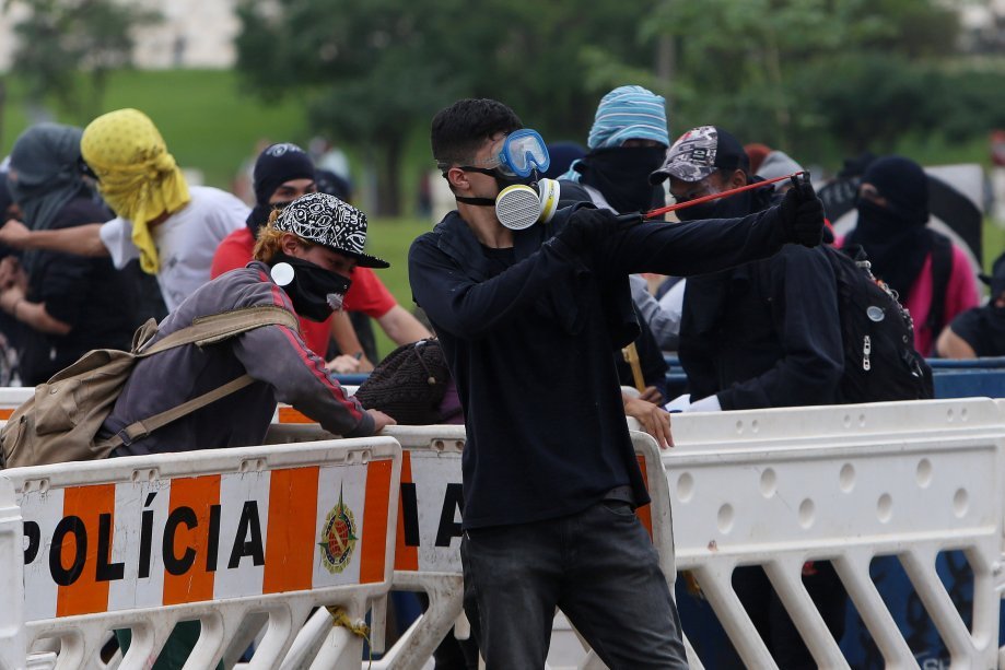 <span>Manifestantes e policiais entram em confronto durante protesto contra a pec do teto em Brasília, dia 13/12/2016</span>