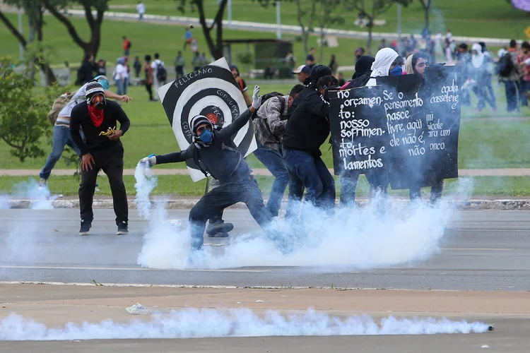 PM interdita o trânsito na Esplanada durante sessão para votar PEC do Teto: em protesto, policiais e manifestantes trocaram agressões físicas e pelo menos dois policiais e um manifestante ficaram feridos (Adriano Machado/Reuters)