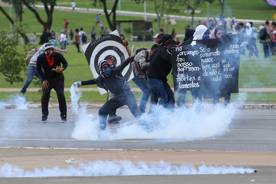 Manifestantes entram em confronto com a polícia durante protesto contra a pec, em Brasília, dia 13/12/2016