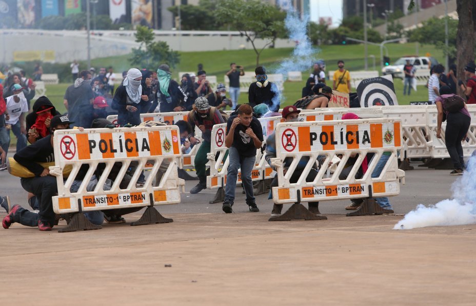 <span>Manifestantes e policiais entram em confronto durante protesto contra a pec do teto em Brasília, dia 13/12/2016</span>