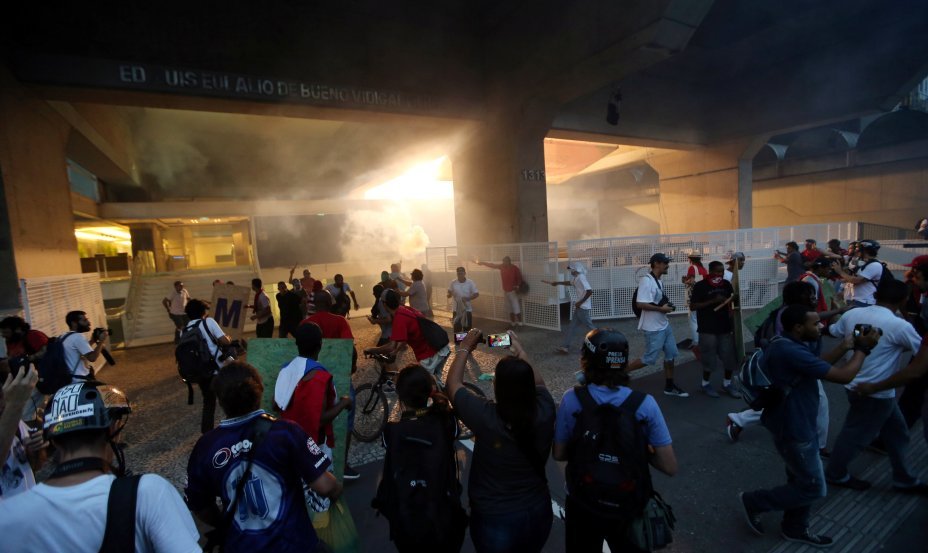 Manifestantes no prédio da Fiesp durante protesto contra a pec do teto em São Paulo, dia 13/12/2016