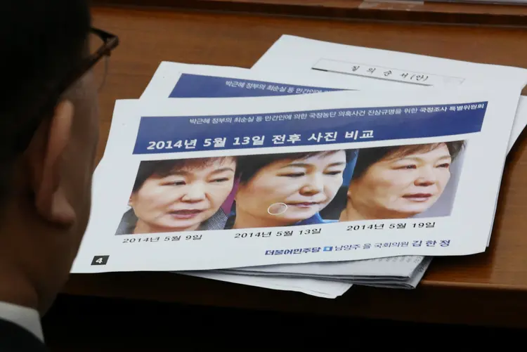 Investigações: todos os membros do órgão executivo do Partido Saenuri deixarão seus cargos (Ahn Young-joon/Pool)