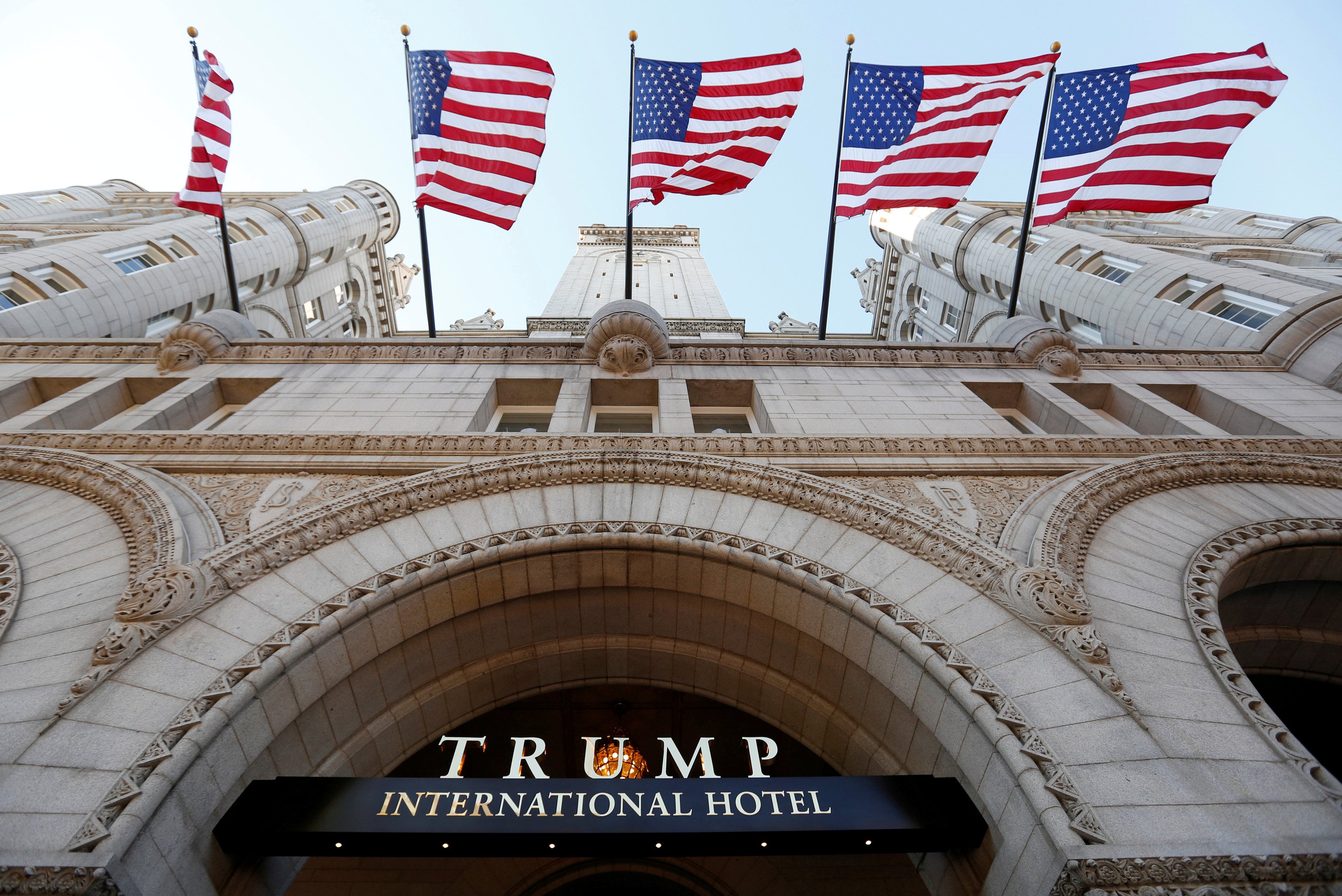 Hotel de Trump na capital é conflito de interesse, diz oposição