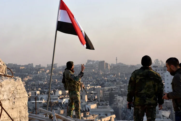 Síria: um representante disse que o ataque aéreo foi executado principalmente por um avião bombardeiro B-52, que lançou 14 bombas (Insight Mideast-Crisis/Syria-Aleppo-Fall Sana/Handout/Reuters)