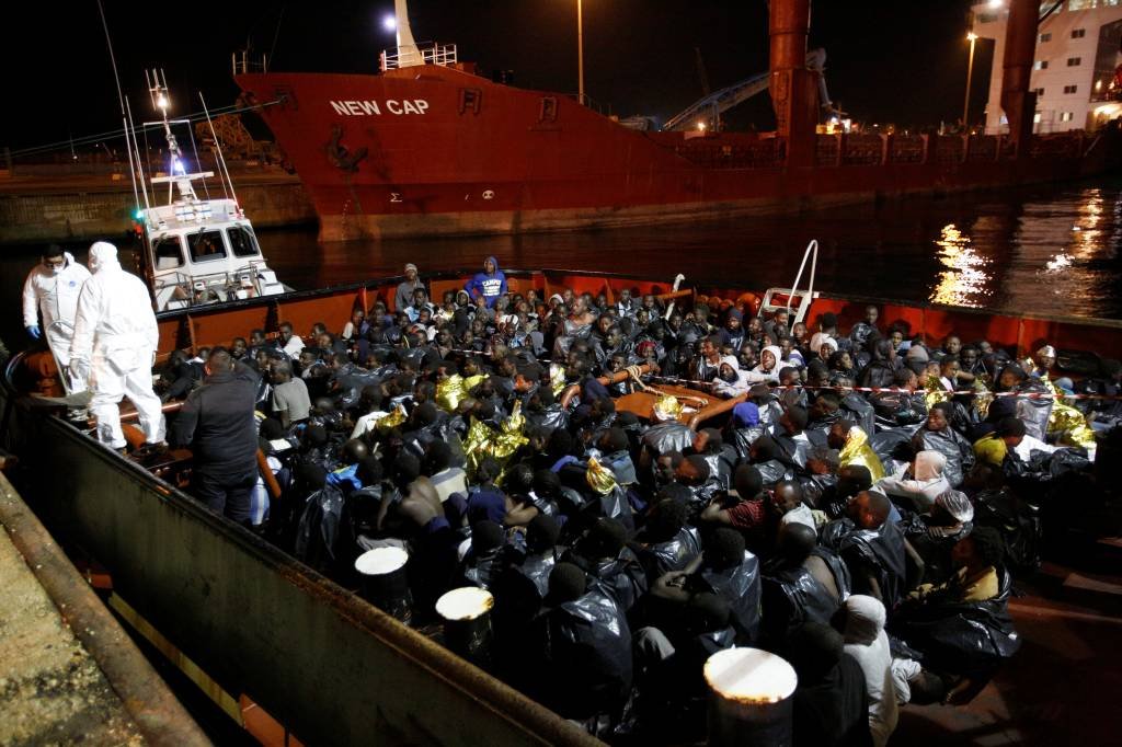Seis imigrantes morrem e 300 são resgatados no Mediterrâneo