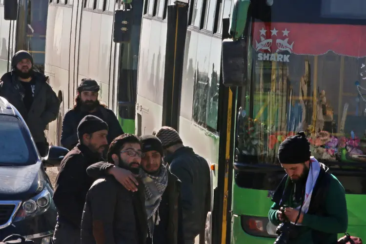 Civis são evacuados por ônibus em bairro rebelde de Aleppo  (Abdalrhman Ismail/Reuters)