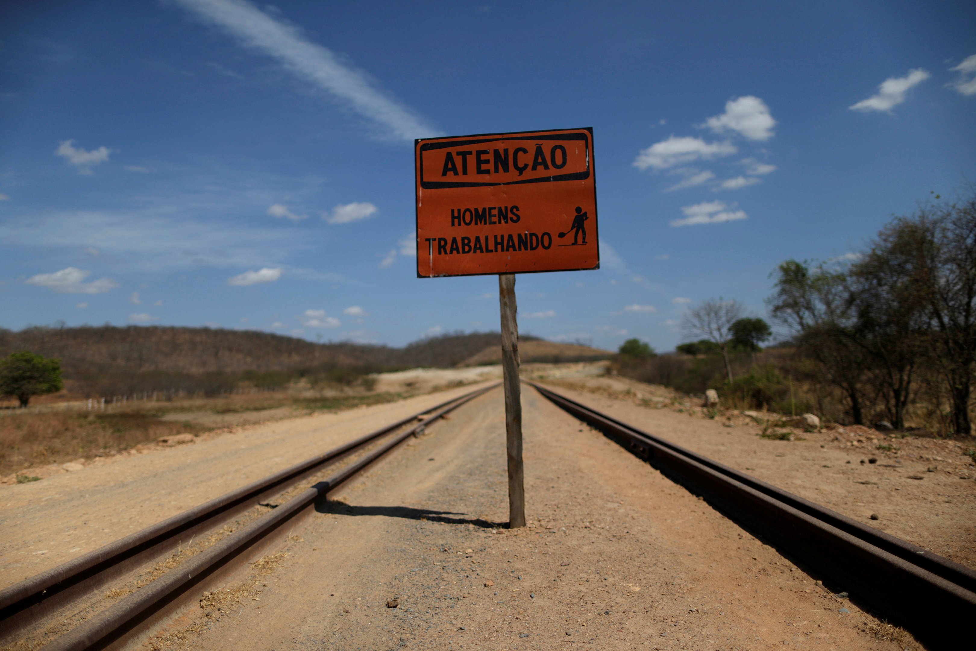 Após 10 anos, ferrovia Transnordestina leva a lugar nenhum