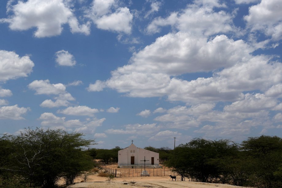 <span>Igreja de São Luix Gonzaga, no caminho da ferrovia Transnordestina, em Custódia, Pernambuco, dia 27/10/2016</span>