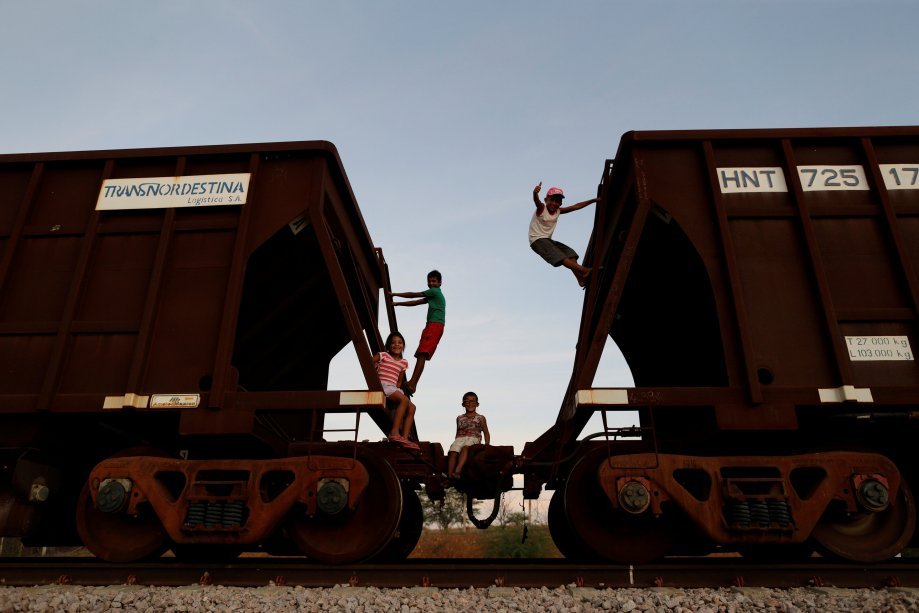 <span>Crianças brincam nos vagões de trem na ferrovia Transnordestina, em Salgueiro (PE), dia 26/10/2016</span>