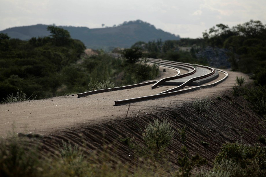 <span>Trecho de obra não concluída da ferrovia Transnordestina em Custódia, Pernambuco, dia 26/01/214</span>