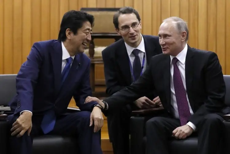 Abe e Putin: acordos abrangem os setores de energia, saúde e transporte (Alexander Zemlianichenko/Reuters)