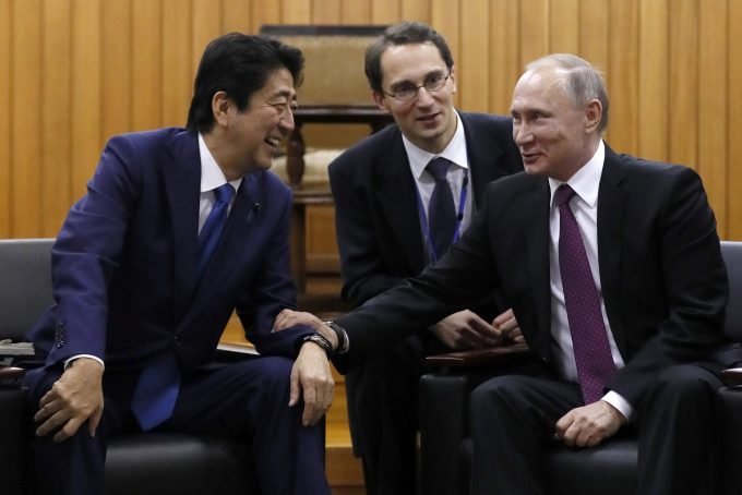 Japão e Rússia anunciam US$ 2,5 bi em acordos econômicos