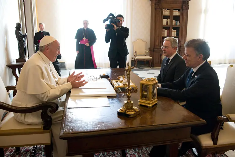 Vaticano: nada transcendeu por ora dessa reunião, mas antes dela, o Papa recebeu os dois convidados separadamente (Osservatore Romano/Reuters)