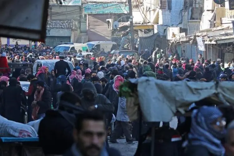 Aleppo: pessoas esperam ajuda para sair de área sitiada no leste da cidade síria (Abdalrhman Ismail/Reuters)