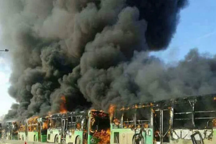 Ônibus incendiados, que iriam evacuar feridos e doentes de vilas atacadas na Síria  (SANA/Handout/Reuters)