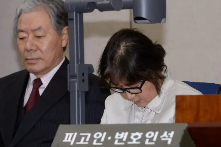 Choi Soon-sil: amiga da presidente se recusou a cumprir várias intimações e teve de ser levada ao procurador (Korea Pool/Reuters)