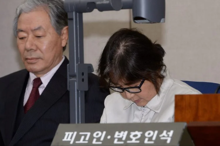 Choi Soon-sil: amiga da presidente se recusou a cumprir várias intimações e teve de ser levada ao procurador (Korea Pool/Reuters)