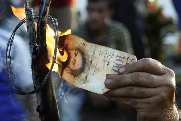 Venezuela: o valor do bolívar no mercado negro despencou quase 80% nos últimos 9 meses (Carlos Eduardo Ramirez/Reuters)