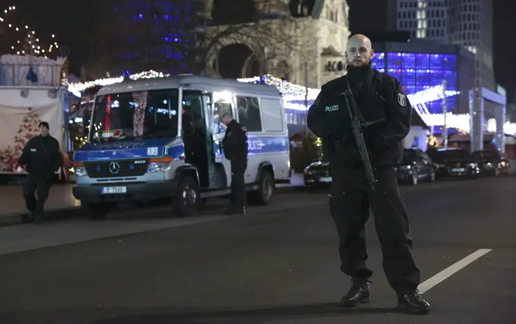 Polícia alemã: autoridades prenderam tunisiano que pode estar envolvido com o ataque ao mercado de Berlim (Christian Mang/Reuters)