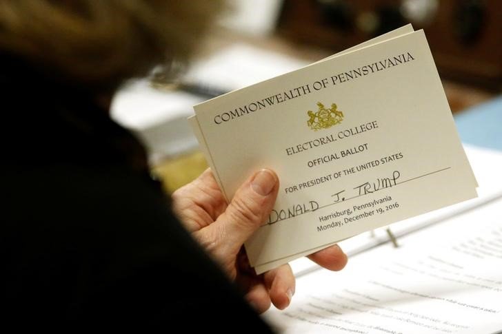 Democratas contestarão vitória de Trump em Colégio Eleitoral