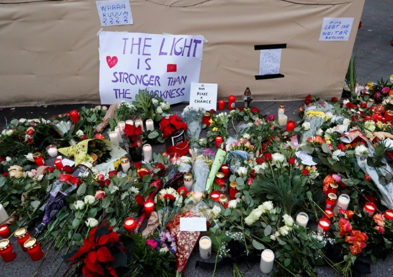 Moradores de Berlim defendem cidade multicultural após ataque