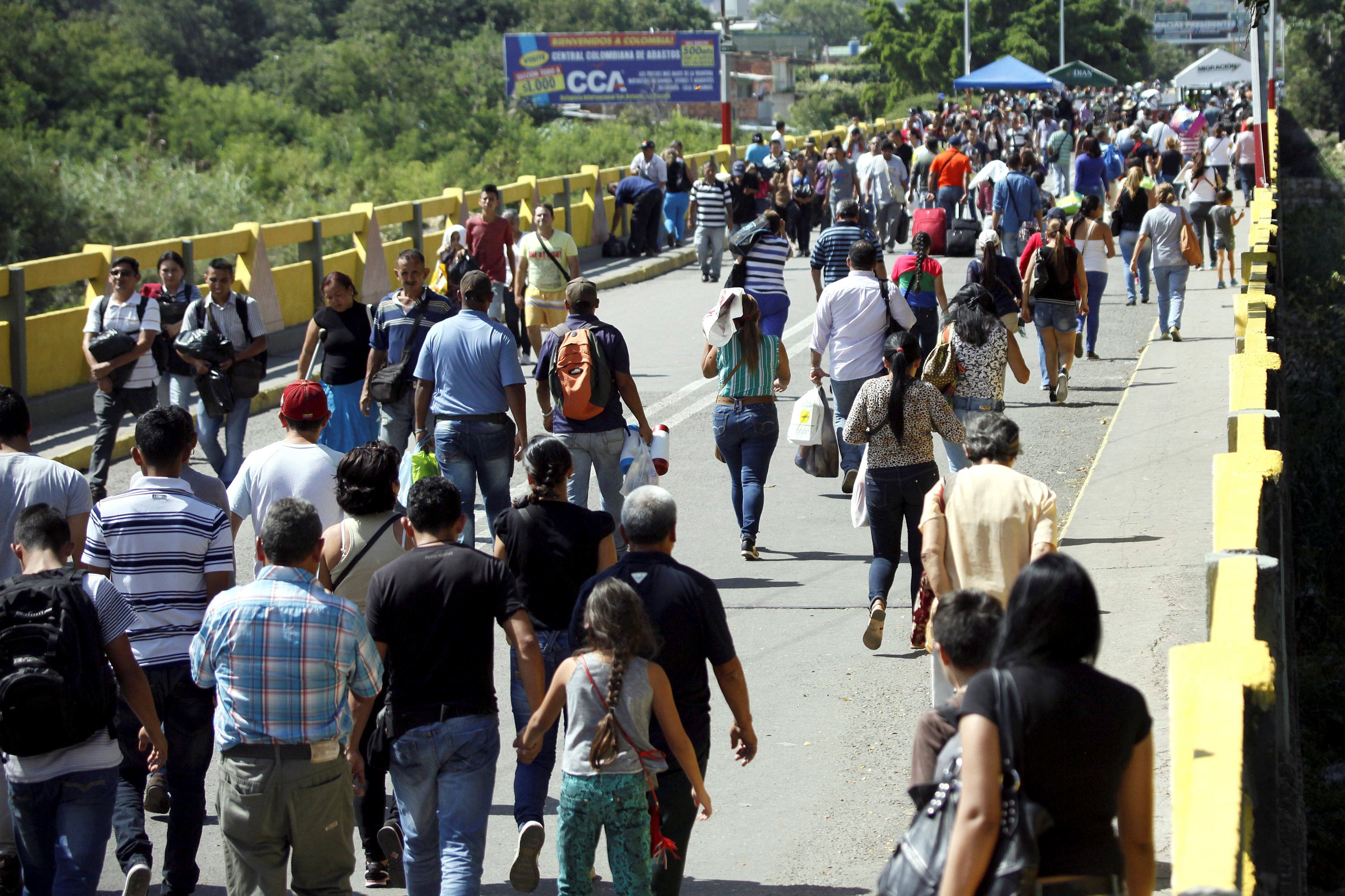 Venezuelanos chegam à Colômbia após abertura da fronteira